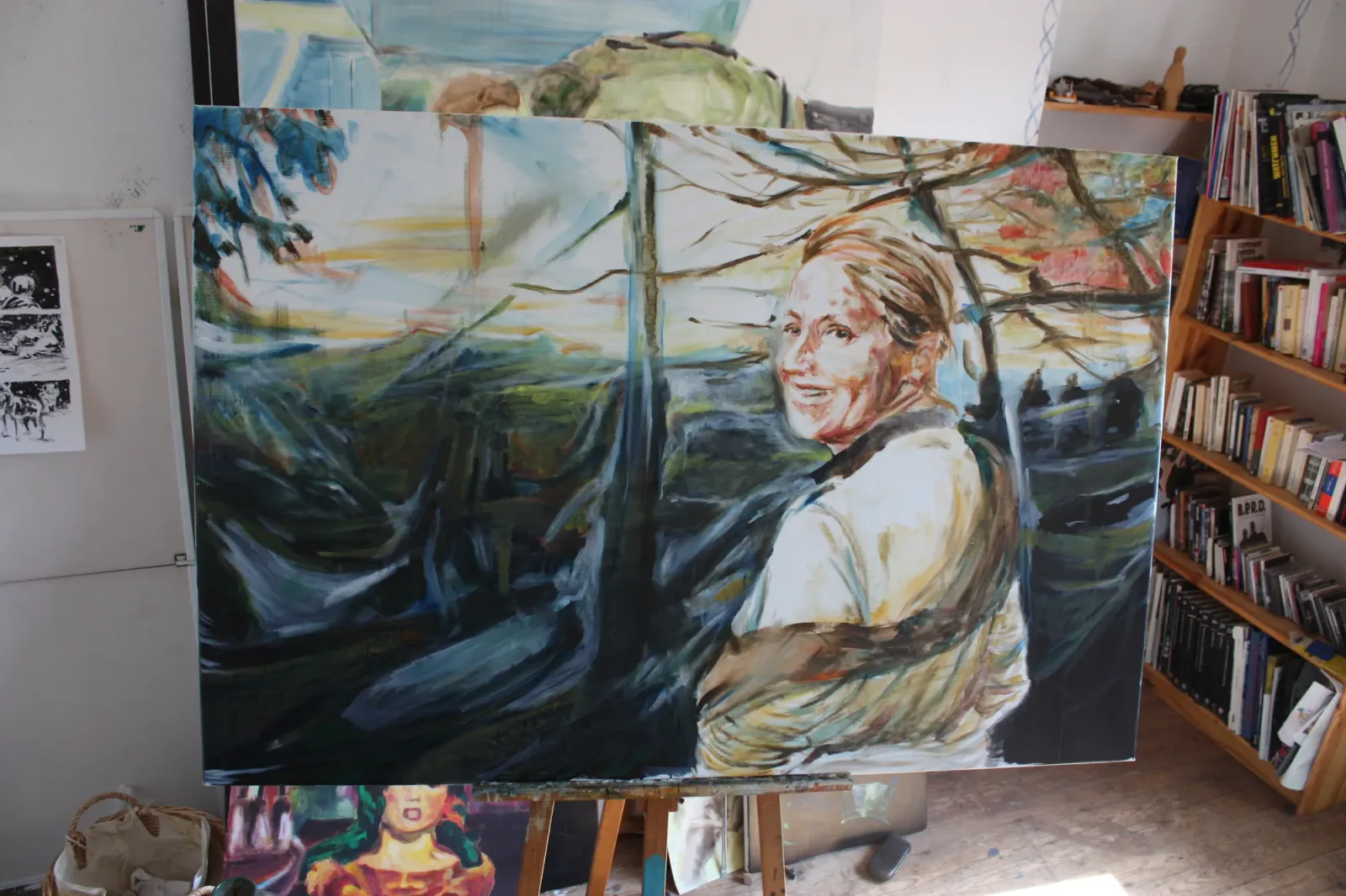 Untitled, Huile sur toile, 2011, œuvre d'Aurian Guerard des Lauriers. Une grande toile sur un chevalet, dans l’atelier : une femme âgée regarde par-dessus son épaule, dans un paysage balayé par le vent.