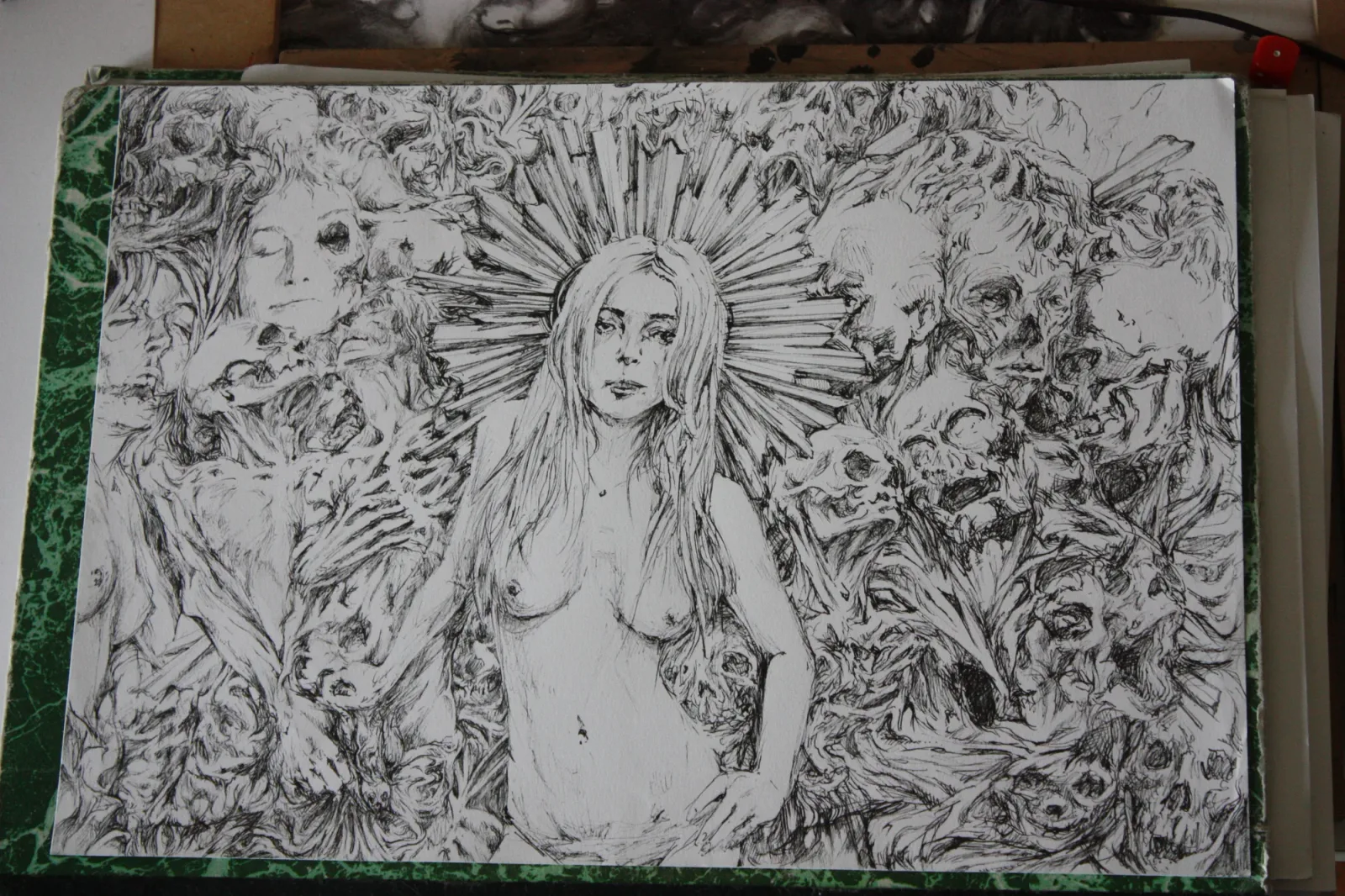 Untitled, Encre sur papier, 2011, œuvre d'Aurian Guerard des Lauriers. Une femme nue auréolée de rayons, entourée de crânes et de corps.