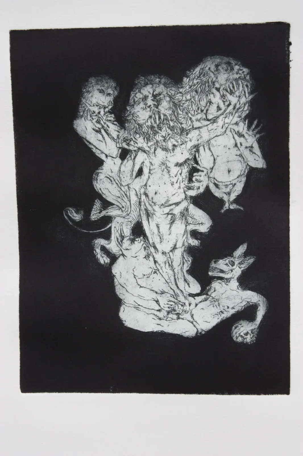 Les Bêtes, Gravure, 2011, œuvre d'Aurian Guerard des Lauriers. En blanc sur noir : les bêtes plongeants leurs griffes dans les plaies du Christ.