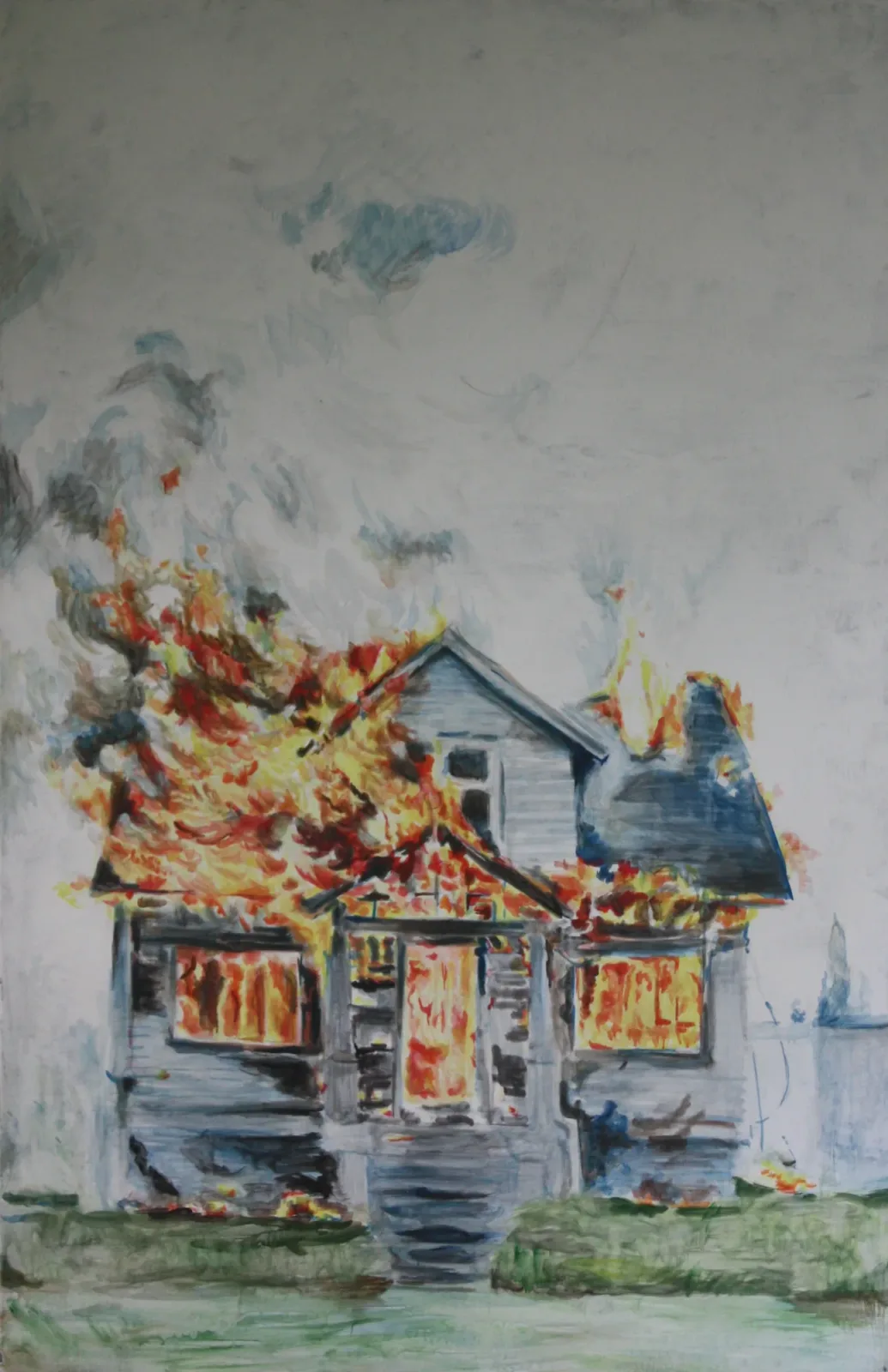 Maison en feu, Huile sur toile, 2012, 200 × 130 cm, peinture d'Aurian Guerard des Lauriers. Une maison en bois brûle sous un ciel gris, les flammes aux fenêtres et au toit.