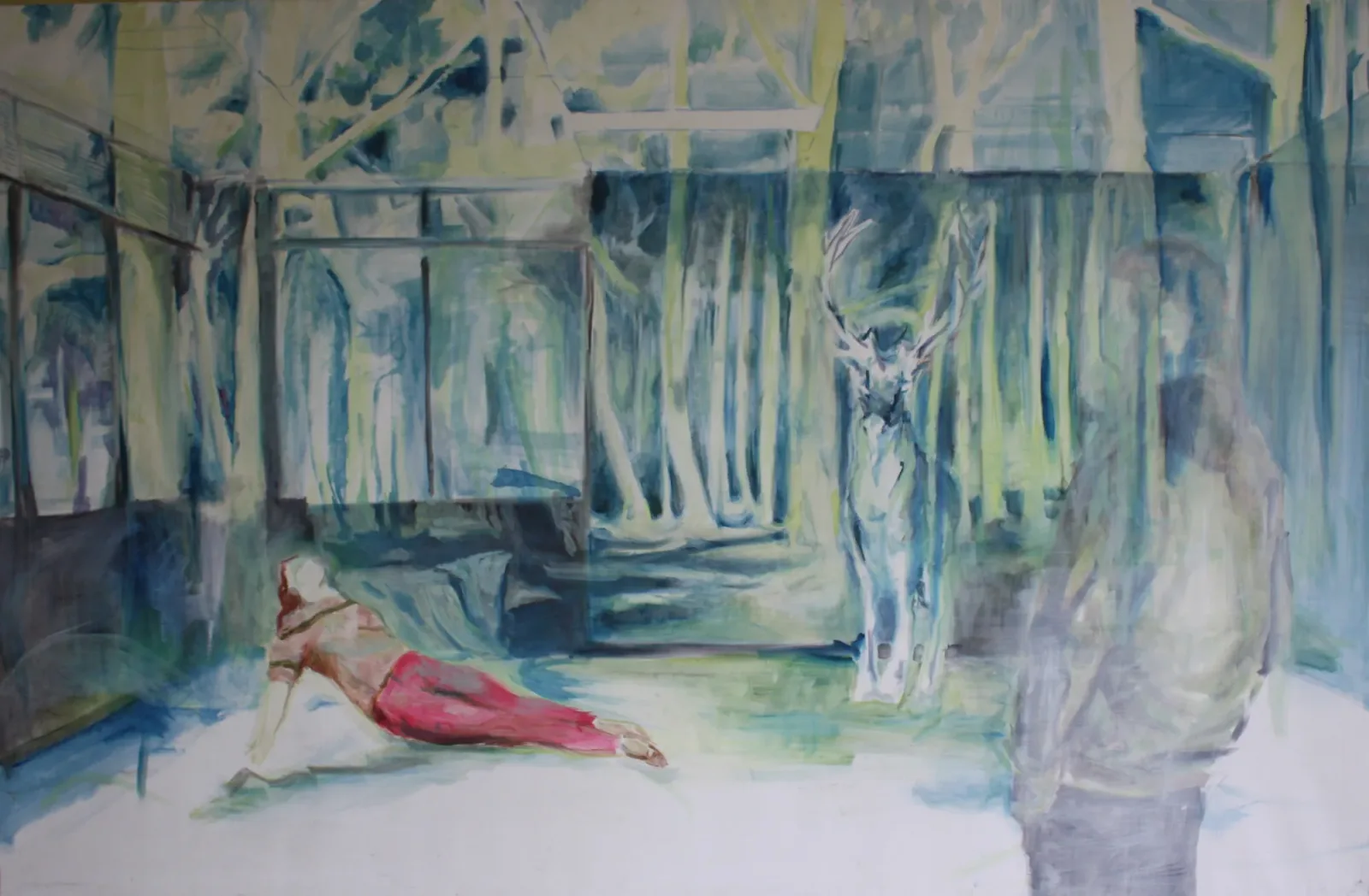 Saint Hubert, Huile sur toile, 2012, 130 × 200 cm, peinture d'Aurian Guerard des Lauriers. Dans une serre ouverte sur la forêt, une femme en pantalon rouge est allongée, un cerf blanc se tient debout, une silhouette floue passe.