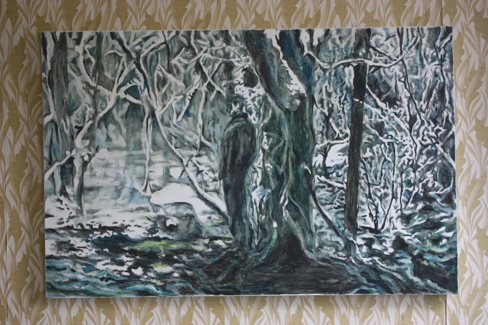 Foret et neige, Vue d’accrochage. La toile accrochée sur un papier peint doré à motifs.
