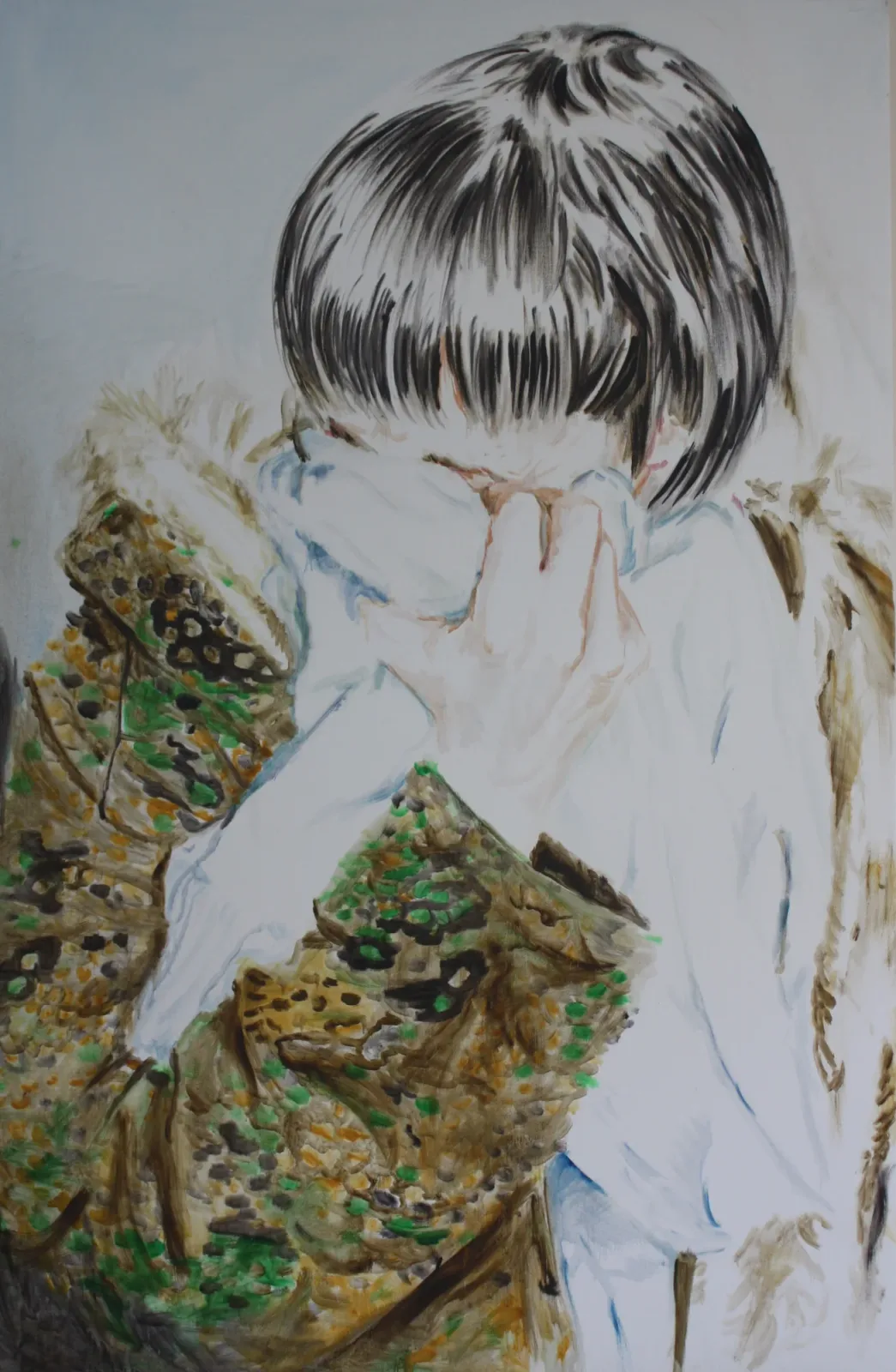 Camouflage, Huile sur toile, 2012, 130 × 200 cm, peinture d'Aurian Guerard des Lauriers. Une fille à la coupe au carré noire cache son visage dans sa manche. Elle porte une parka camouflage à col de fourrure.