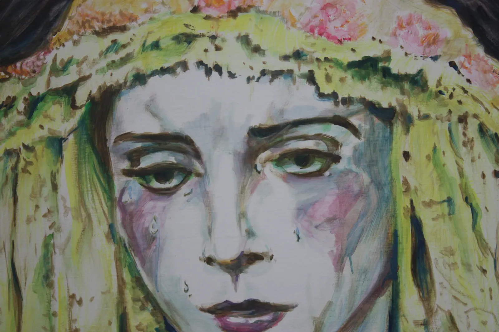 Come down to us, Huile sur toile, 2012, 60 × 80 cm, peinture d'Aurian Guerard des Lauriers. Gros plan sur le visage en larmes de la vierge Marie, sous un voile vert couronné de fleurs roses.