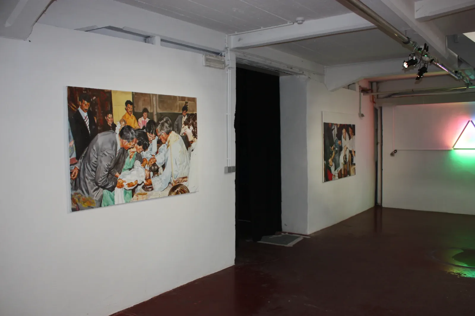 Brussels 2, 2018, vue d'exposition, La montagne, Bruxelles d'Aurian Guerard des Lauriers. Sleeping Beauty sur le mur de gauche, une seconde toile plus loin.