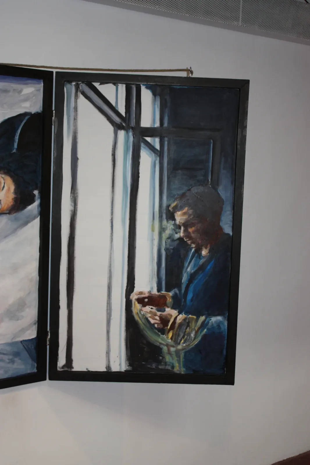 Brussels 4, 2018, vue d'exposition, La montagne, Bruxelles d'Aurian Guerard des Lauriers. Panneau droit du triptyque : un homme près d’une fenêtre tient un faisceau de corde jaune.