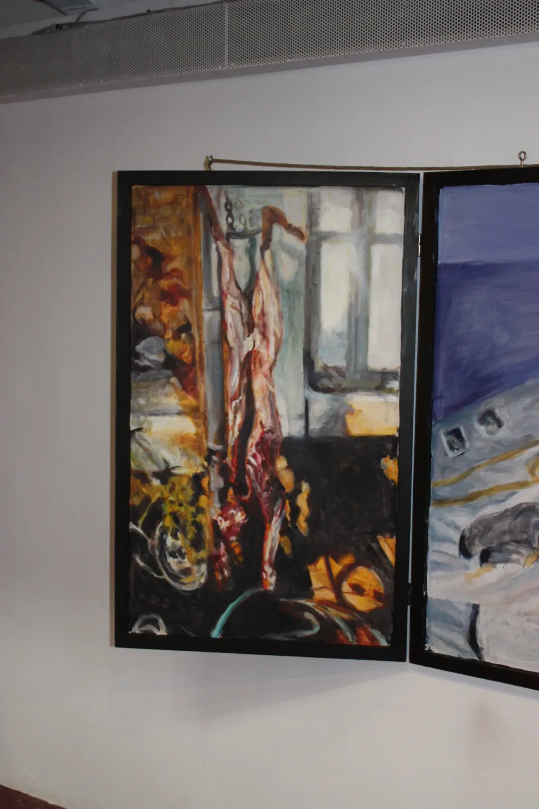 Brussels 5, 2018, vue d'exposition, La montagne, Bruxelles d'Aurian Guerard des Lauriers. Panneau gauche du triptyque : une carcasse pend à un crochet près d’une fenêtre.