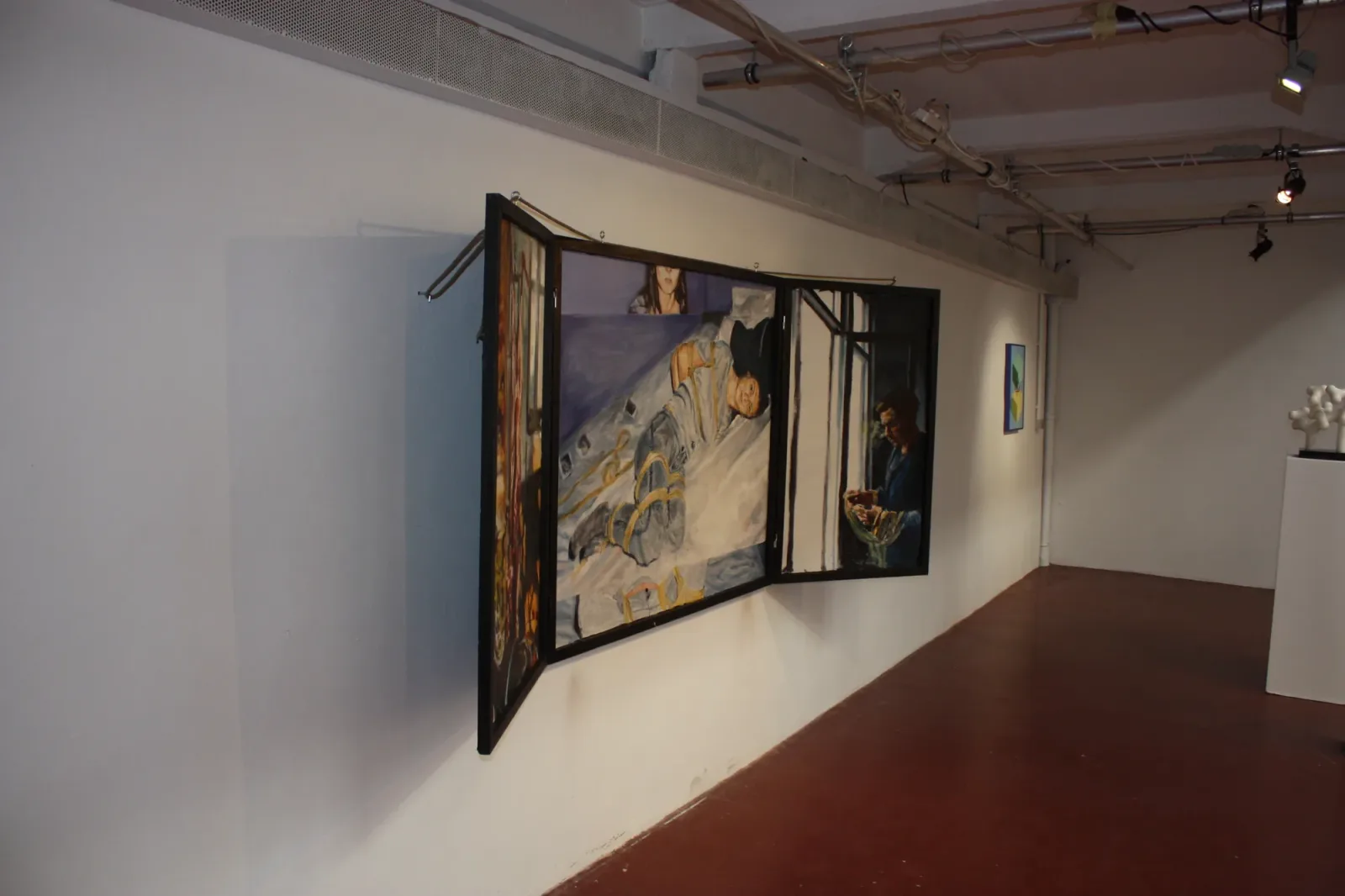 Brussels 7, 2018, vue d'exposition, La montagne, Bruxelles d'Aurian Guerard des Lauriers. Le triptyque vu de côté, panneaux ouverts.