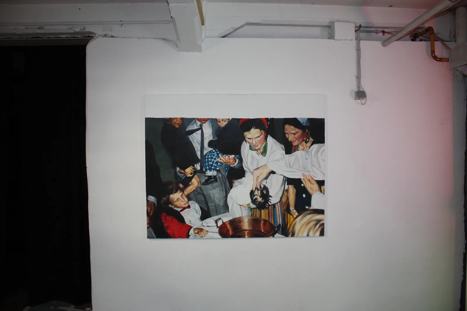 White Snow, installation view, 2018, vue d'exposition, La montagne, Bruxelles d'Aurian Guerard des Lauriers. White Snow accrochée seule sur un mur blanc, sous les tuyaux du plafond, à côté d’une porte sombre.