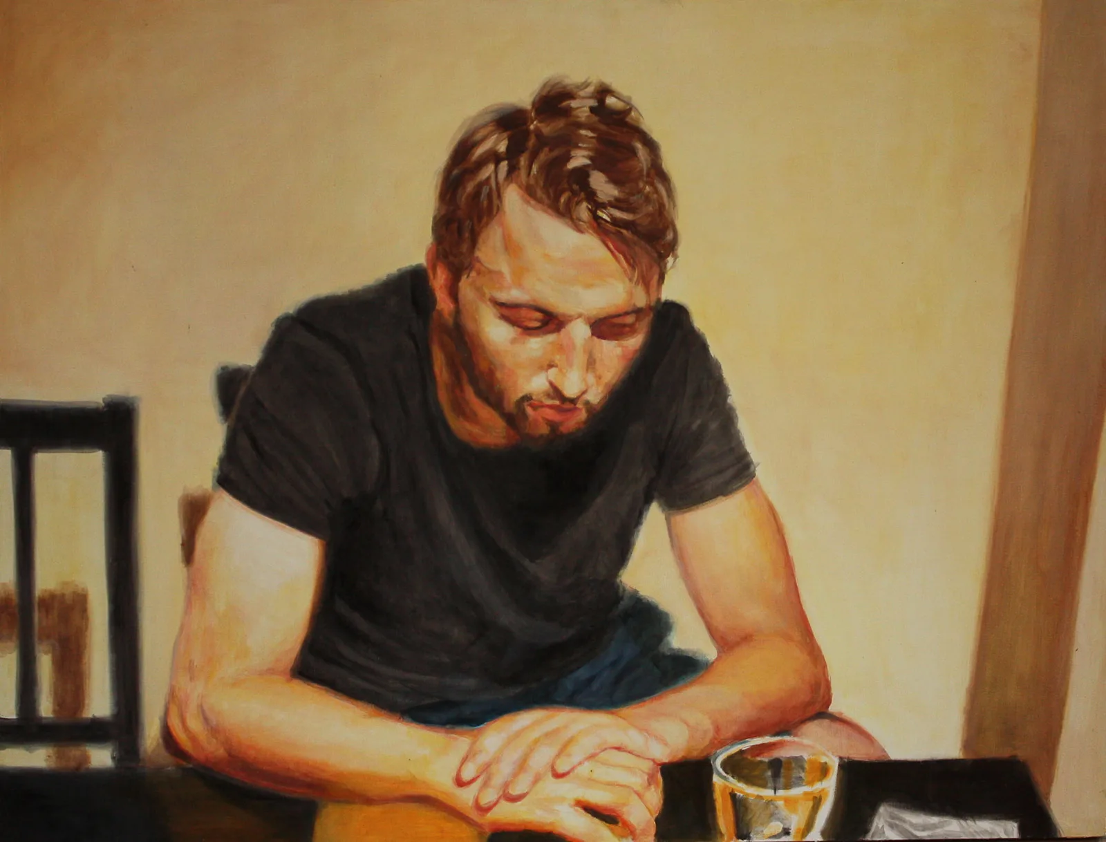 Düsseldorf, Huile sur toile, 2014, 120 × 150 cm, peinture d'Aurian Guerard des Lauriers. Un homme en t-shirt noir penché sur une table, les yeux baissés, un verre de bière devant lui, dans une lumière chaude.