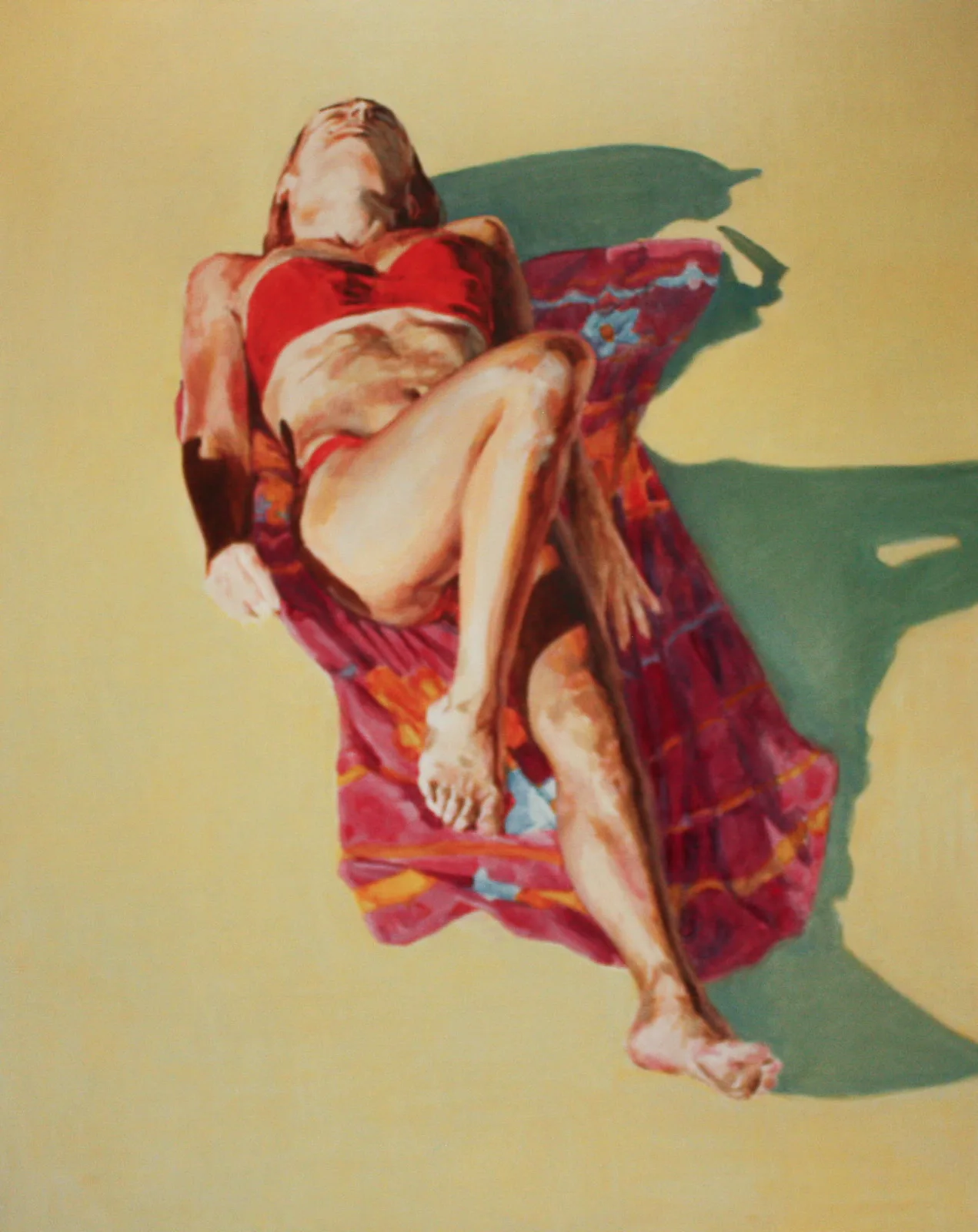 Plage, Huile sur toile, 2016, 150 × 120 cm, peinture d'Aurian Guerard des Lauriers. Vue d’en haut, une femme en bikini rouge allongée sur une serviette rouge à motifs, sur le sable jaune. Son ombre tombe en vert.
